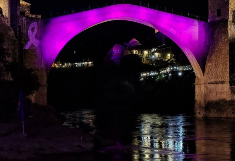 Bosna i Hercegovina obojena u ružičasto, osvijetljen i Stari most 